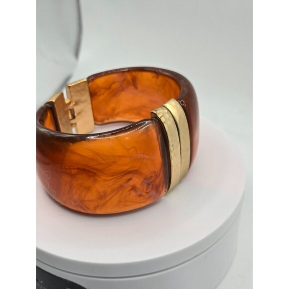 Fabulous Marbled Butterscotch Lucite and Gold Trim Hinged Cuff Bracelet - Picture 7 of 9